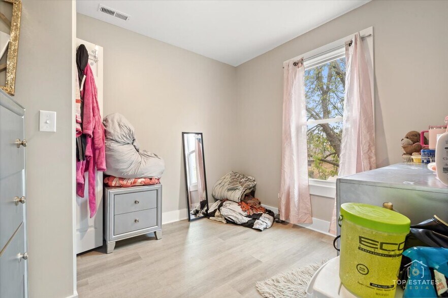 More Photos Of 1542 Victoria Ave, North Chicago Apartments For Sale