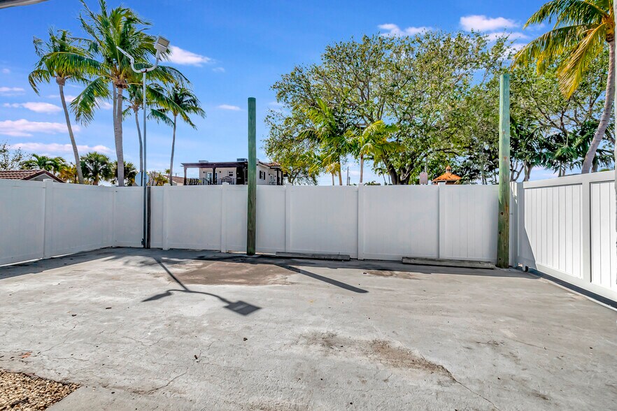 More Photos Of 705 Bond Way, Delray Beach Showroom For Sale