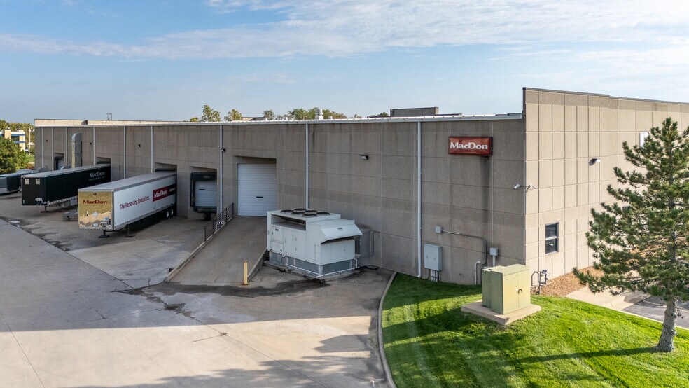 More Photos Of 10708 N Pomona Ave, Kansas City Flex For Sale