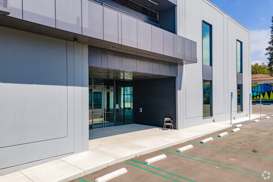 More Photos Of 5830 Obama Blvd, Los Angeles Office For Lease