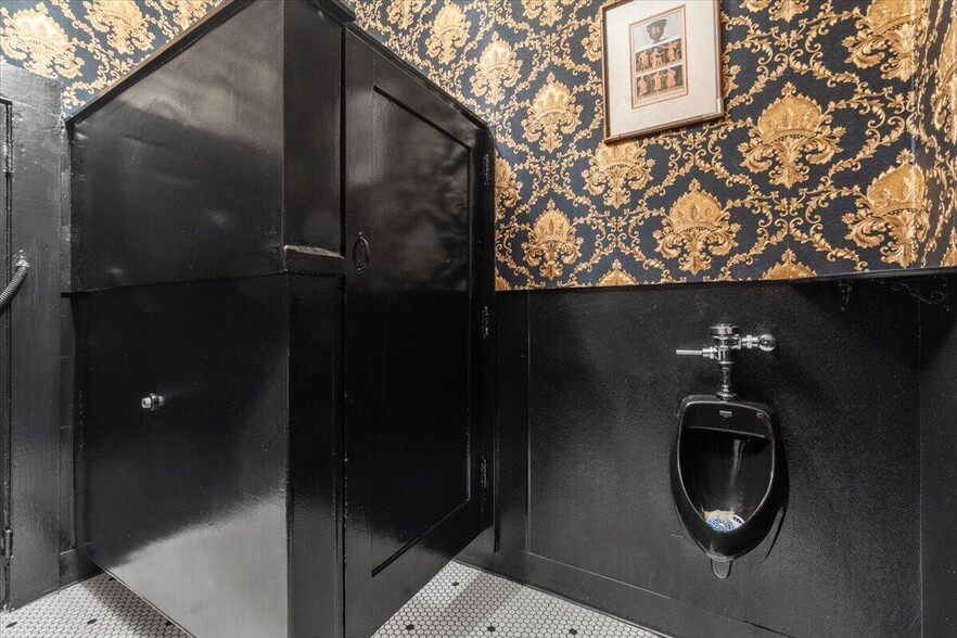 More Photos Of 315 Main St, Ferndale Hotel For Sale