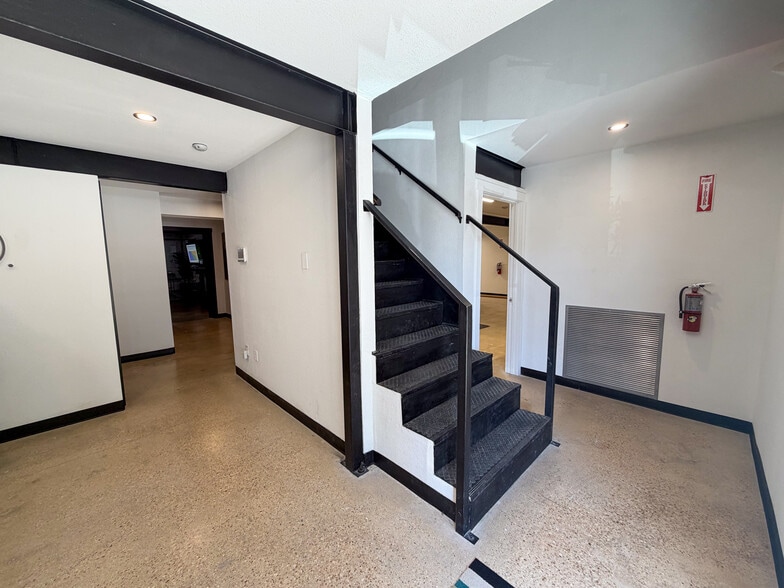 More Photos Of 915 Dallas St, San Antonio Flex For Lease