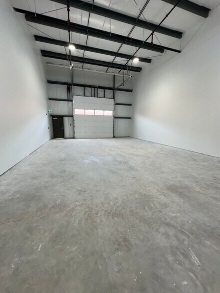 More Photos Of 12 Heatherglen Pl, Calgary Manufacturing For Lease