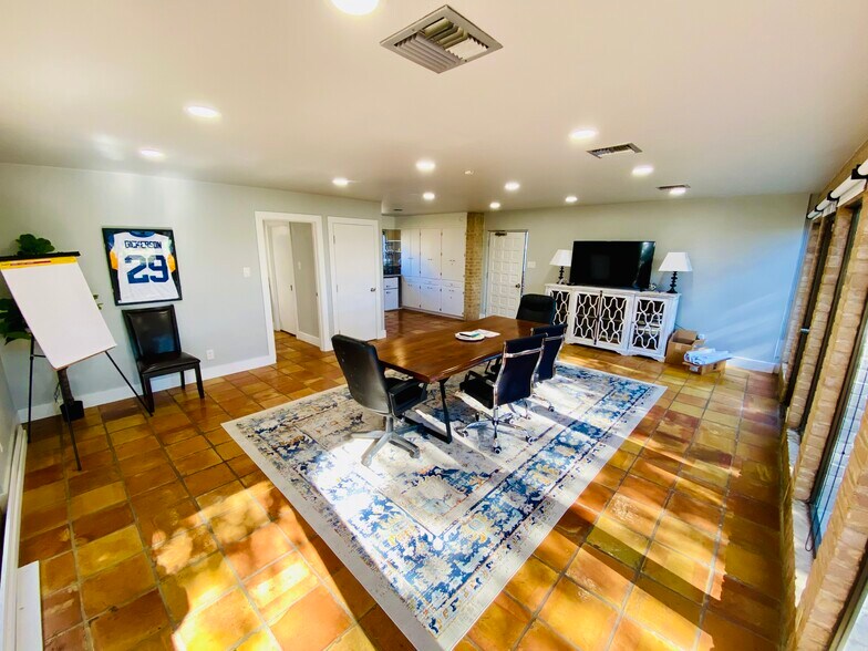 More Photos Of 1176 Business 35, New Braunfels Office For Sale