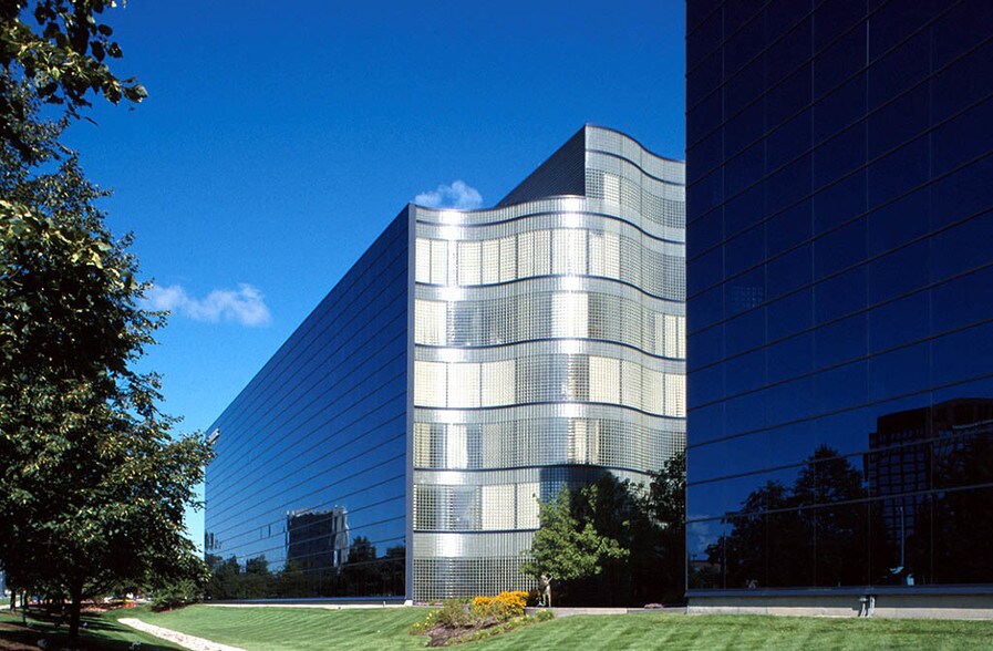 More Photos Of 100 W Big Beaver Rd, Troy Office For Lease