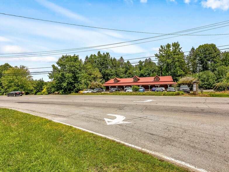More Photos Of 271 Old Barn Rd, Hendersonville Medical For Sale
