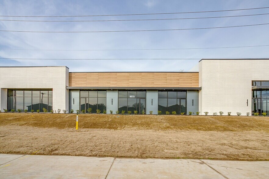 More Photos Of 9555 Harmon Rd, Fort Worth General Retail For Sale