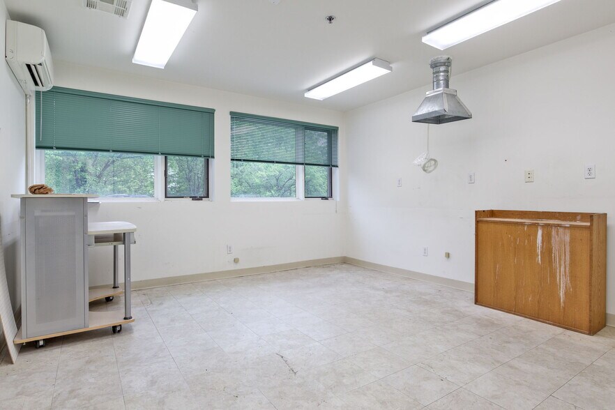 More Photos Of 37 Ramland Rd, Orangeburg Office For Lease