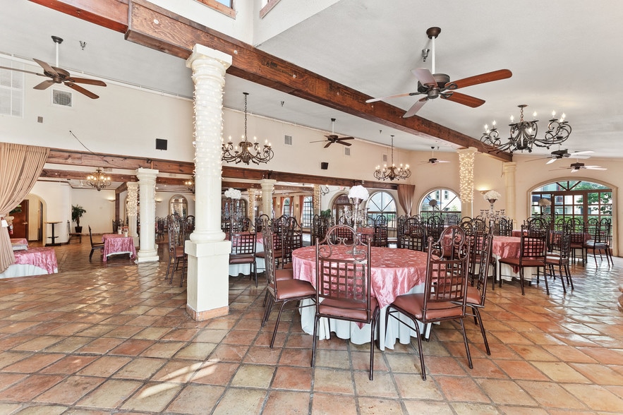 More Photos Of 2121 N Saint Marys St, San Antonio Restaurant For Lease