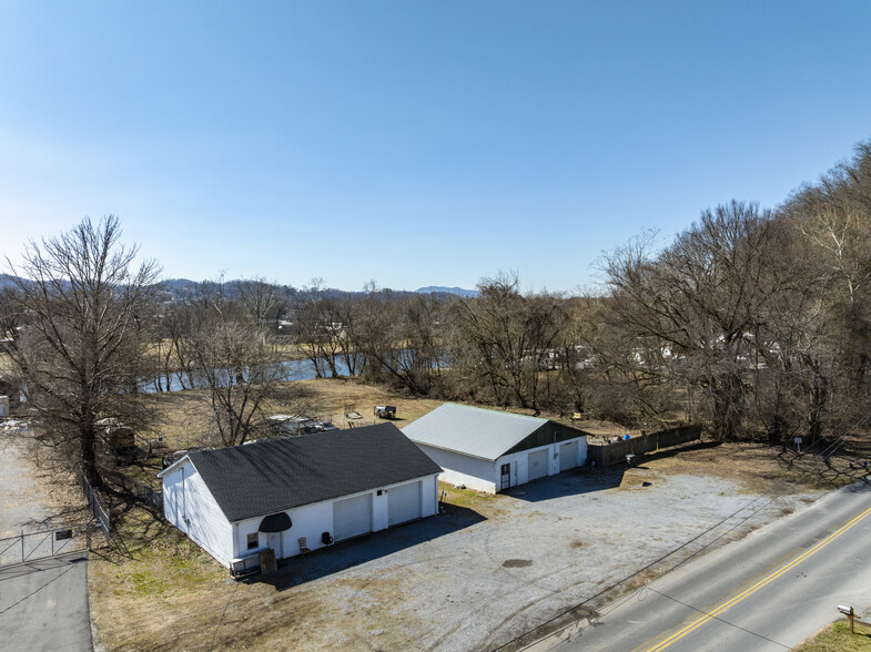 Primary Photo Of 215 Lovers Ln, Elizabethton Flex For Sale