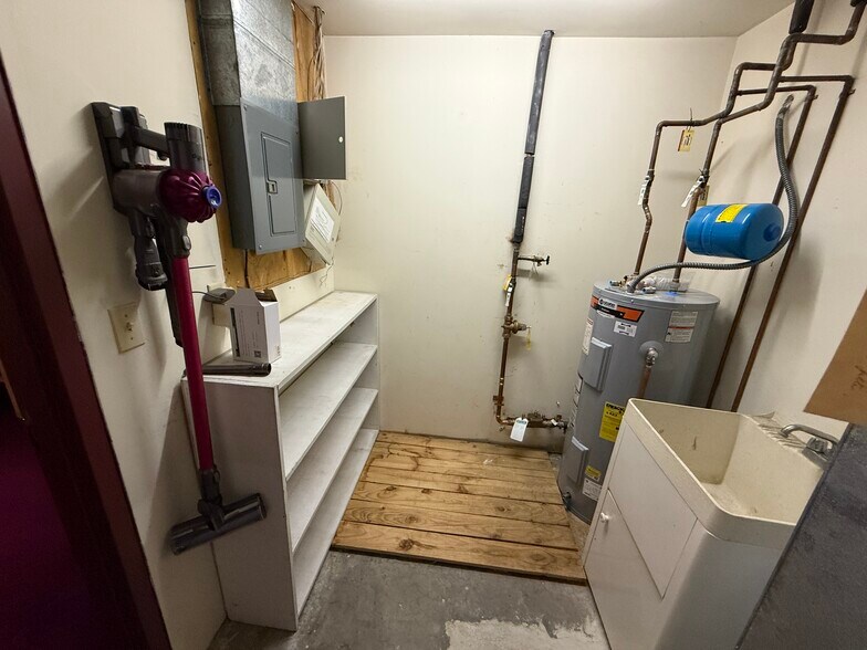 More Photos Of 403 Chatham Sq, Fredericksburg Office For Sale