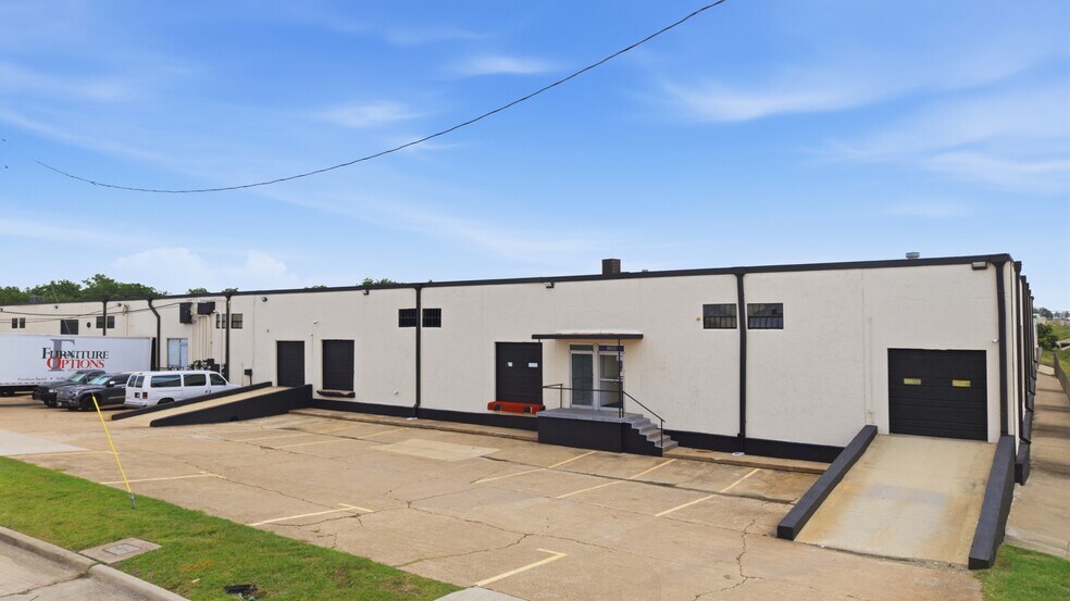 More Photos Of 13908-13910 Distribution Way, Farmers Branch Distribution For Lease