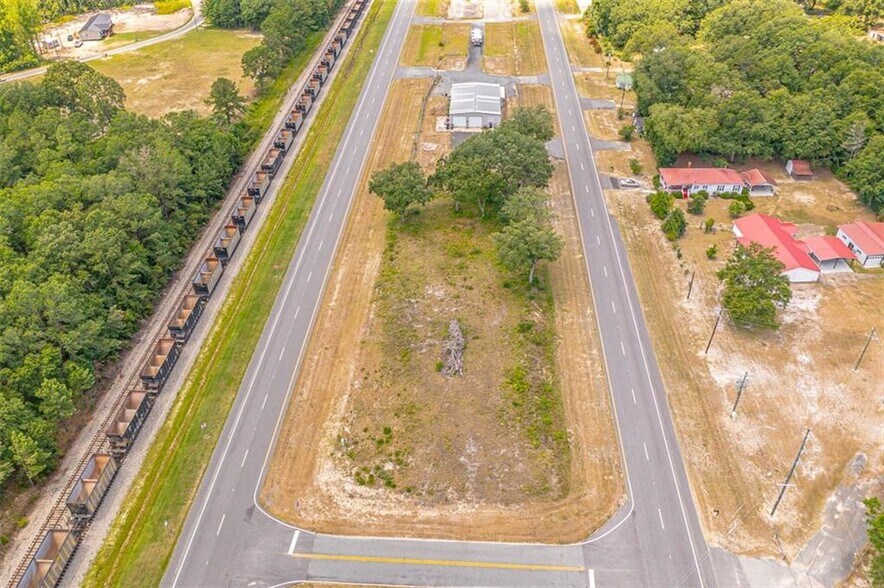 More Photos Of 414 E Jl Tyre St, Screven Showroom For Sale