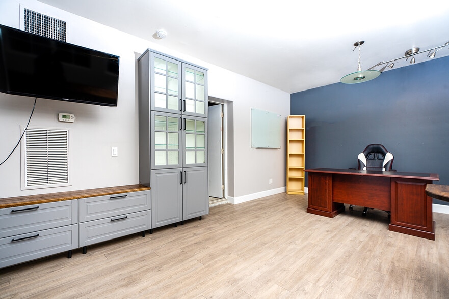 More Photos Of 8626 Gibbs Dr, San Diego Airplane Hangar For Sale
