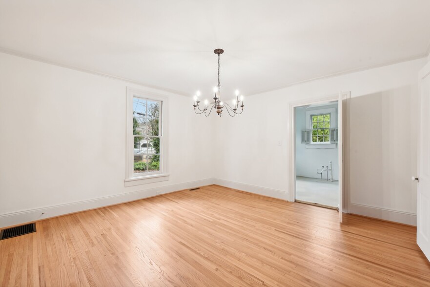 More Photos Of 305 S Main St, Davidson Office For Sale