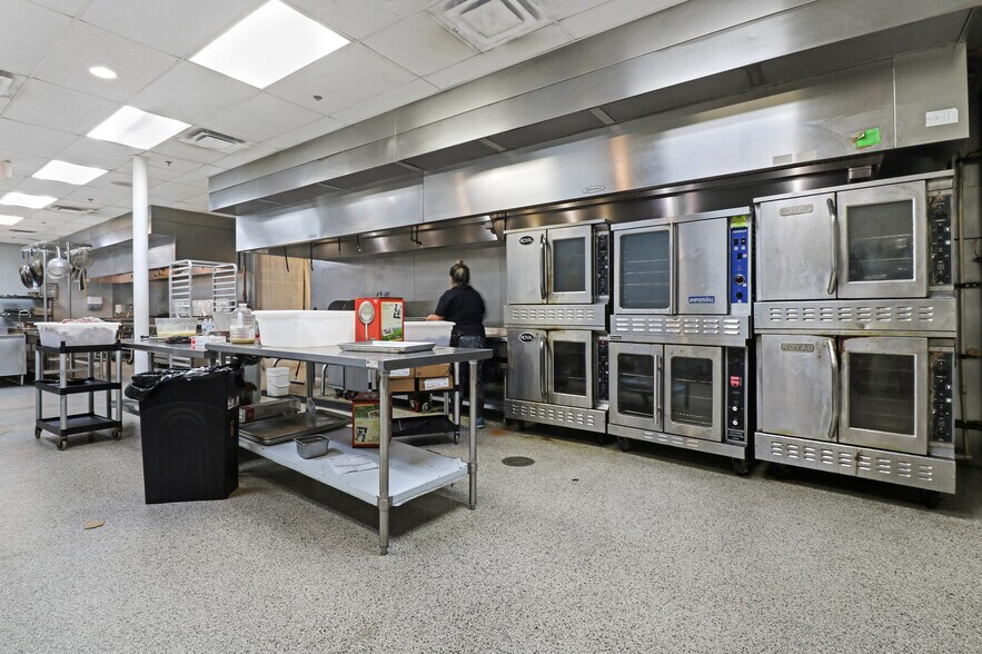 More Photos Of 4351 NE 12th Ter, Oakland Park Restaurant For Sale