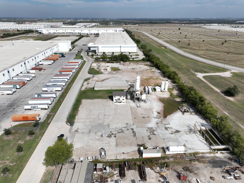 More Photos Of 2901 Highway 114, Fort Worth Truck Terminal For Lease