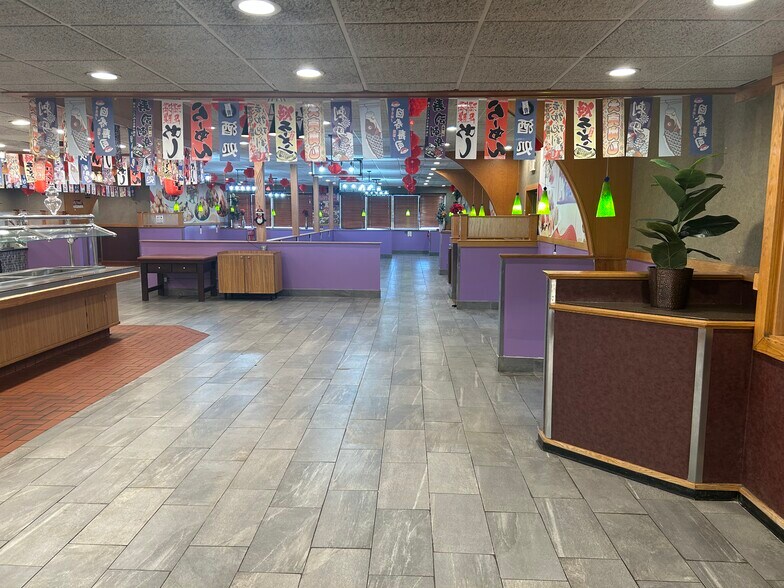 More Photos Of 2613 E Clairemont Ave, Eau Claire Restaurant For Lease
