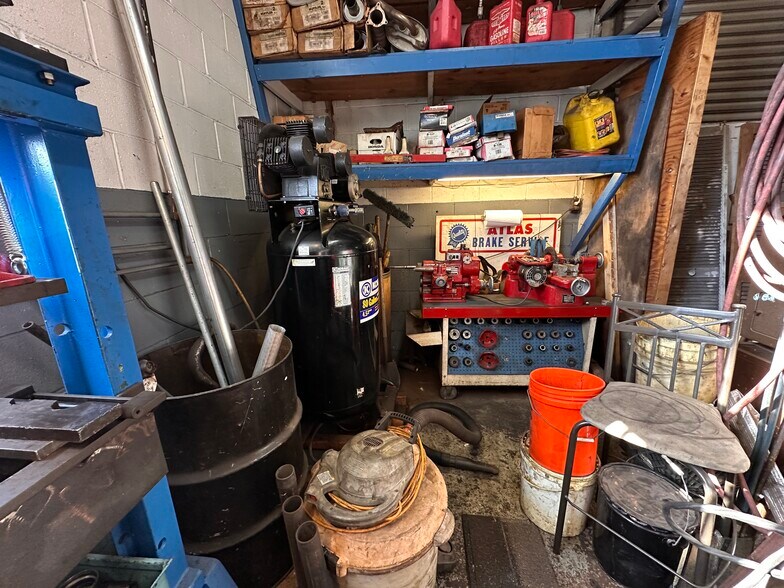 More Photos Of 105 E Hill St, Louisville Auto Repair For Sale