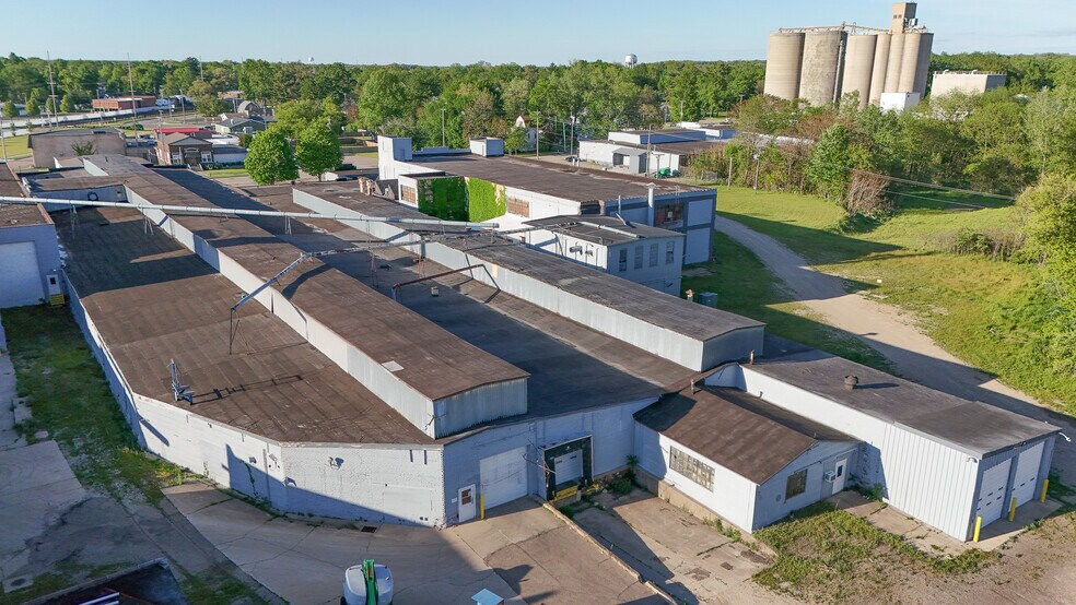 More Photos Of 202 Spaulding St, Dowagiac Distribution For Lease