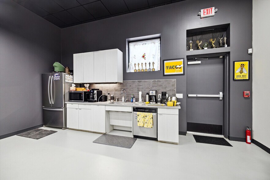 More Photos Of 4010 Canal St, Houston Warehouse For Sale