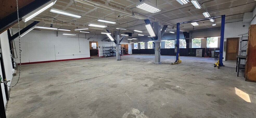 More Photos Of 2909 N Crestline St, Spokane Showroom For Lease