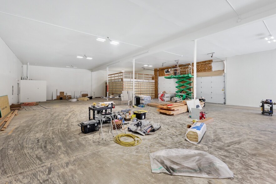 More Photos Of 21 N Skipworth Rd, Spokane Valley Showroom For Lease