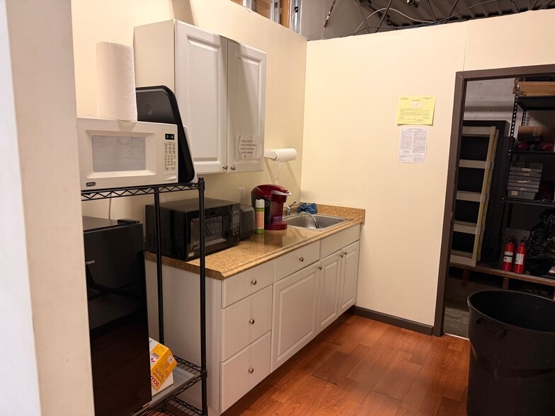 More Photos Of 3533-3539 Lawson Blvd, Oceanside Warehouse For Lease