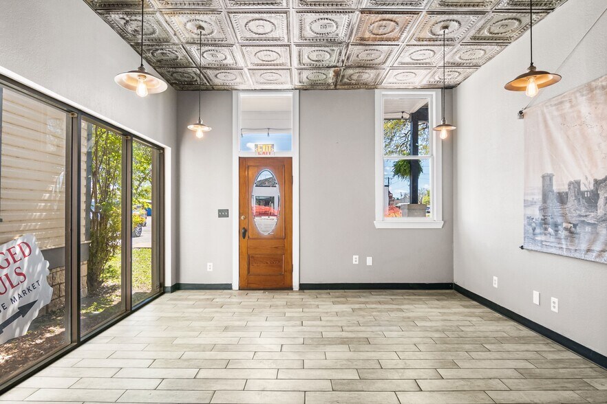 More Photos Of 702 Front St, Comfort Freestanding For Sale