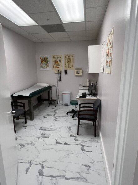 More Photos Of 14 Oak Forest Rd, Bluffton Medical For Sale