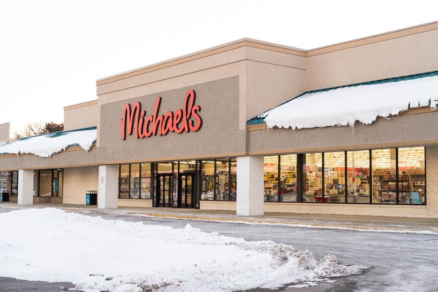 More Photos Of 7960-8000 Plaza Blvd, Mentor Storefront For Lease