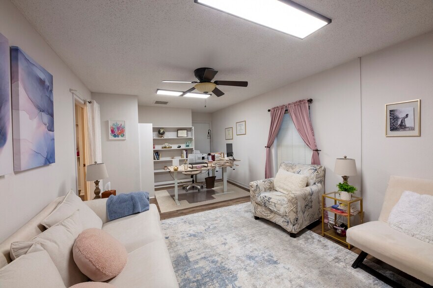 More Photos Of 1005 N Elm St, Denton Office For Lease