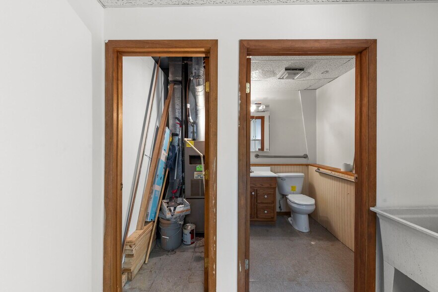 More Photos Of 1507 1/2 W Jefferson St, Joliet Storefront For Sale