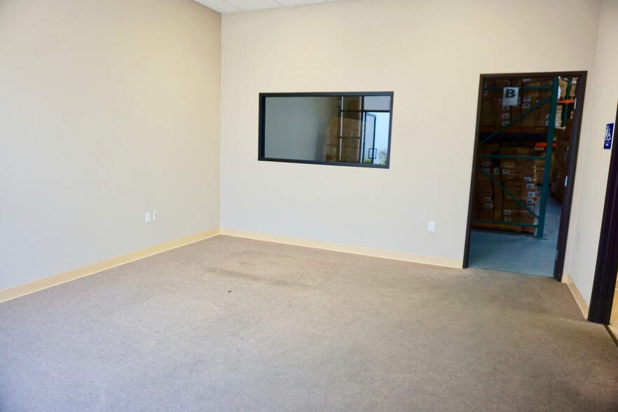 More Photos Of 16882 S Main St, Gardena Warehouse For Lease