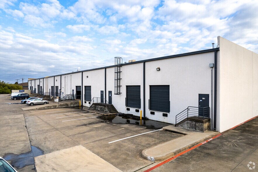 More Photos Of 1845 Summit Ave, Plano Showroom For Lease