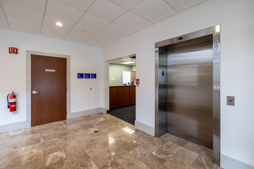 More Photos Of 1555 Iyannough Rd, Hyannis Office For Lease