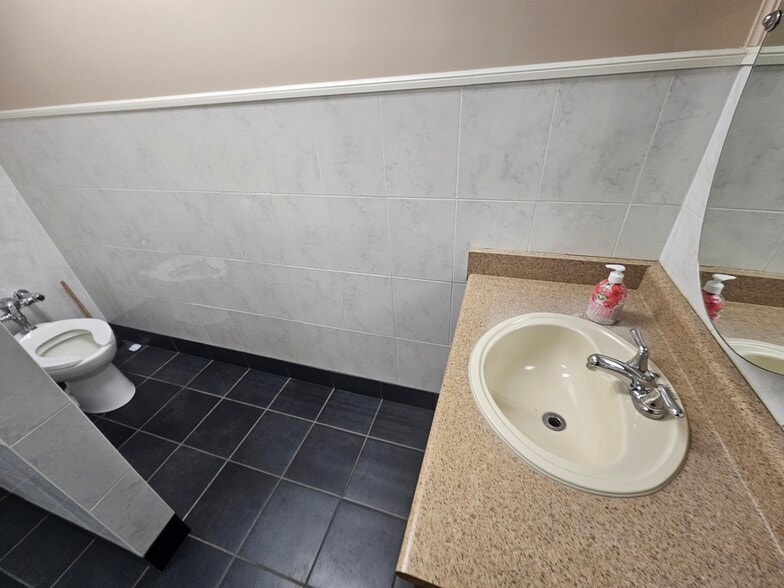 More Photos Of 30 Ridgeway Cir, Woodstock Office For Sale