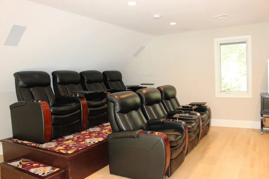 More Photos Of 1376 US Route 1, Cape Neddick Freestanding For Sale