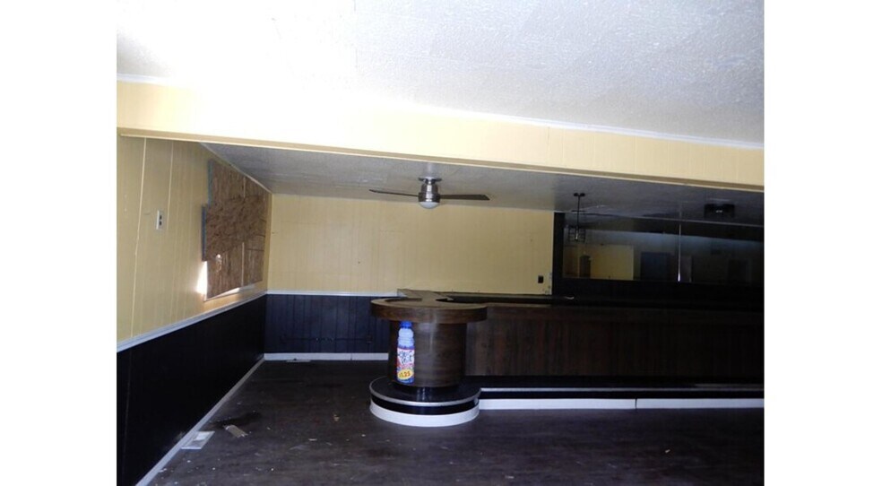 More Photos Of 7964 W Appleton Ave, Milwaukee Bar For Sale