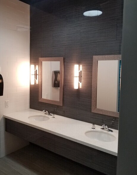 More Photos Of 8611 N Black Canyon Hwy, Phoenix Medical For Lease