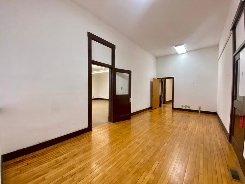 More Photos Of 205 S Main St, Seymour Office For Lease