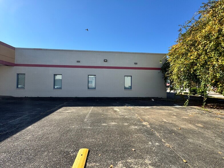 More Photos Of 421 N Gilmer Ave, Lanett General Retail For Sale