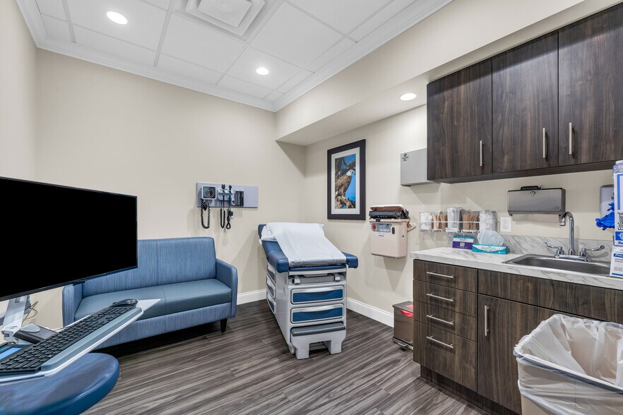 More Photos Of 4425 W 1st St, Sanford Medical For Lease