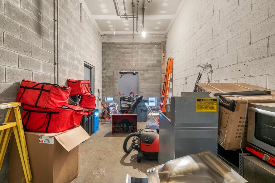 More Photos Of 207 Greenwich Ave, Stamford Showroom For Sale