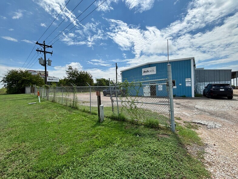 More Photos Of 10959 Highway 290 W, Brenham Warehouse For Sale
