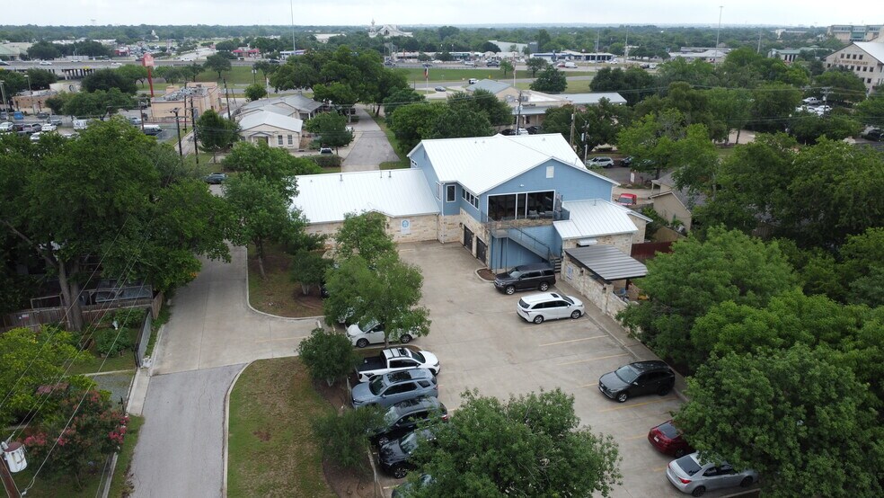 More Photos Of 12 Chisholm Trl, Round Rock Freestanding For Lease