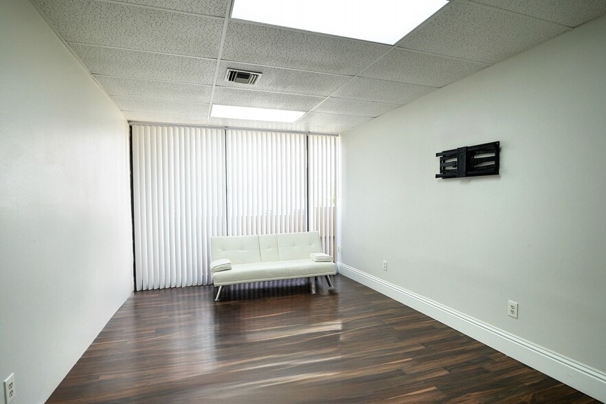 More Photos Of 2826 E Oakland Park Blvd, Fort Lauderdale Office For Sale