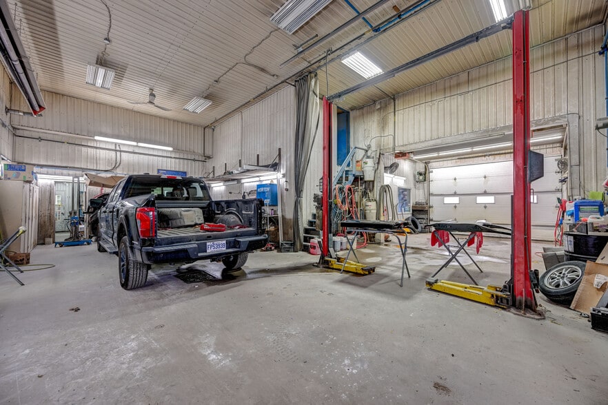 More Photos Of 11 Rue Notre-Dame, Berthierville Manufacturing For Sale