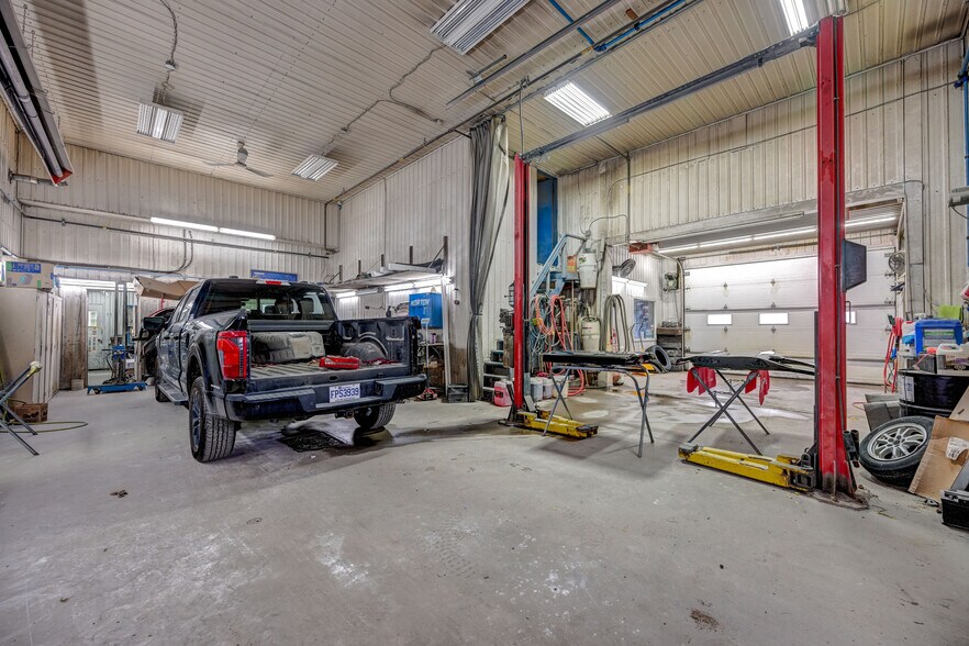 More Photos Of 11 Rue Notre-Dame, Berthierville Industrial For Sale