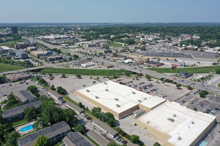 More Photos Of 909 S 72nd St, Omaha Department Store For Sale